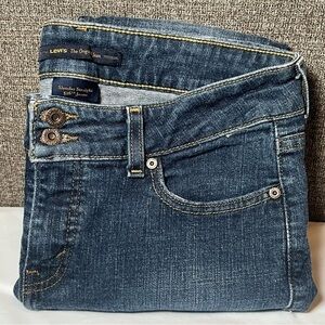 Levi’s 526 Slender Straight Jeans Women’s Size 8 Denim‎ Casual Medium Wash 2010